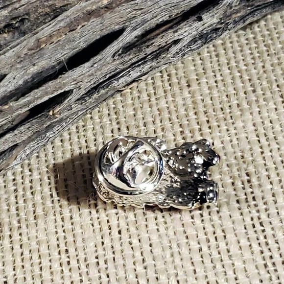 New Vintage Christmas Silver Red Green Enamel Sweater Lapel Spot Pin Brooch - Picture 3 of 4